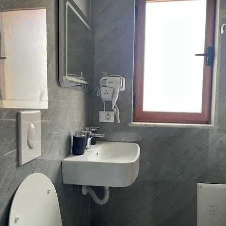 Ferrari Hotell Tirana